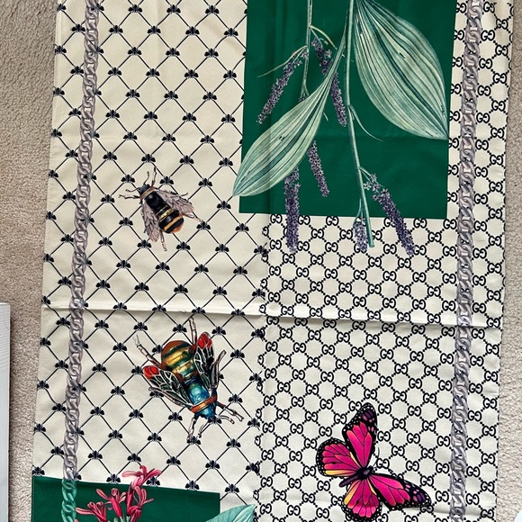 Beautiful Preowned Gucci shawl. - Picture 7 of 8